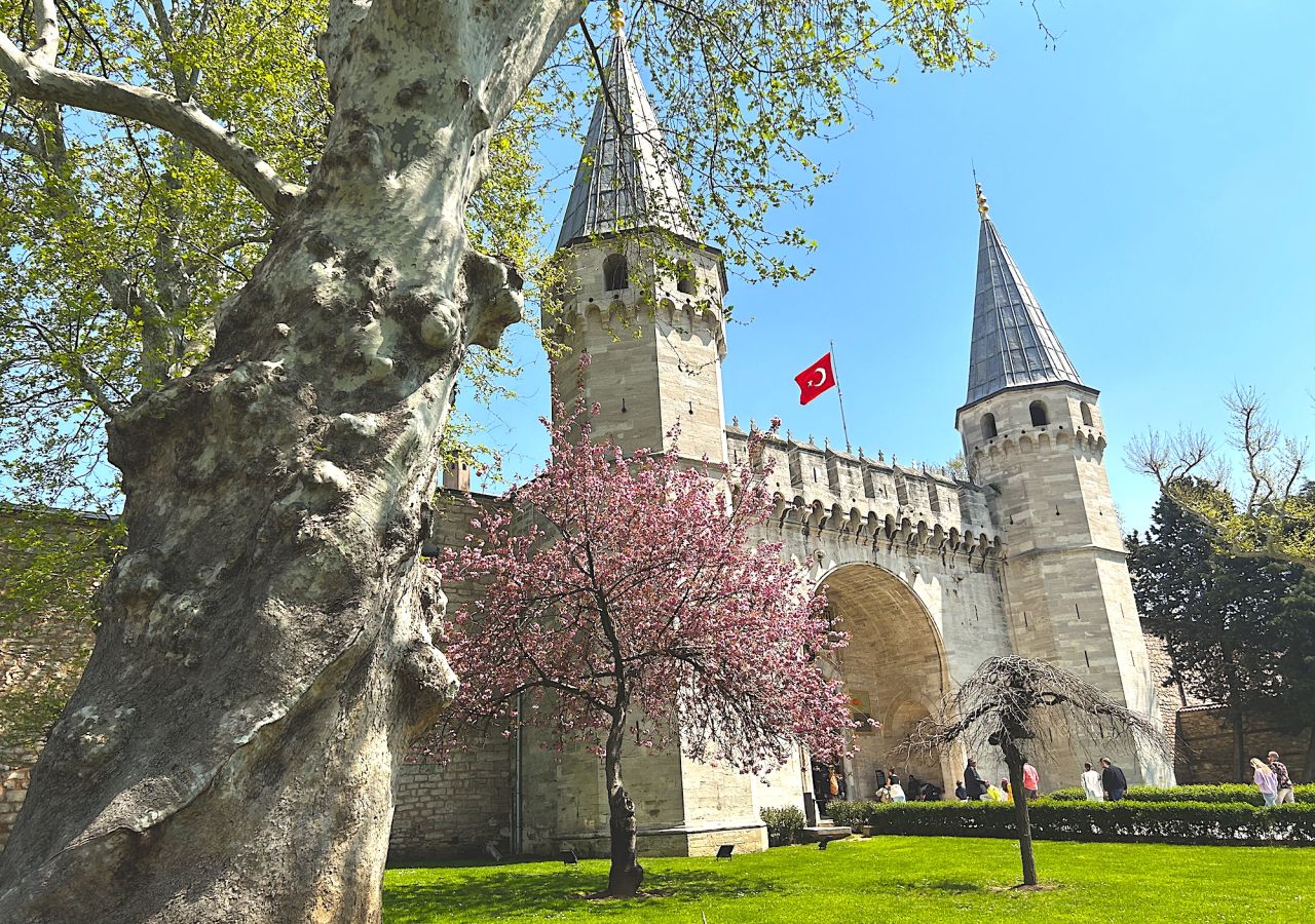 Topkapi Palace Fast Track Admission & Guided Tour by an Official Guide
